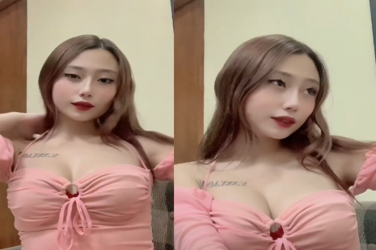 Lén gặp bạn thân người yêu ngay trước lối vào